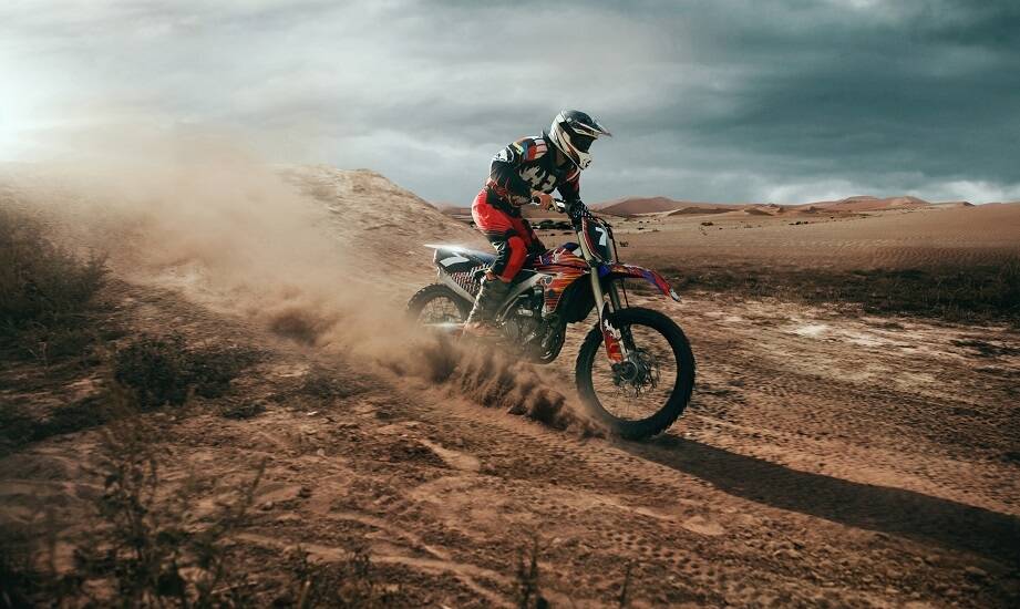 Jak warstwa bazowa wpływa na komfort podczas długich jazd motocross i enduro