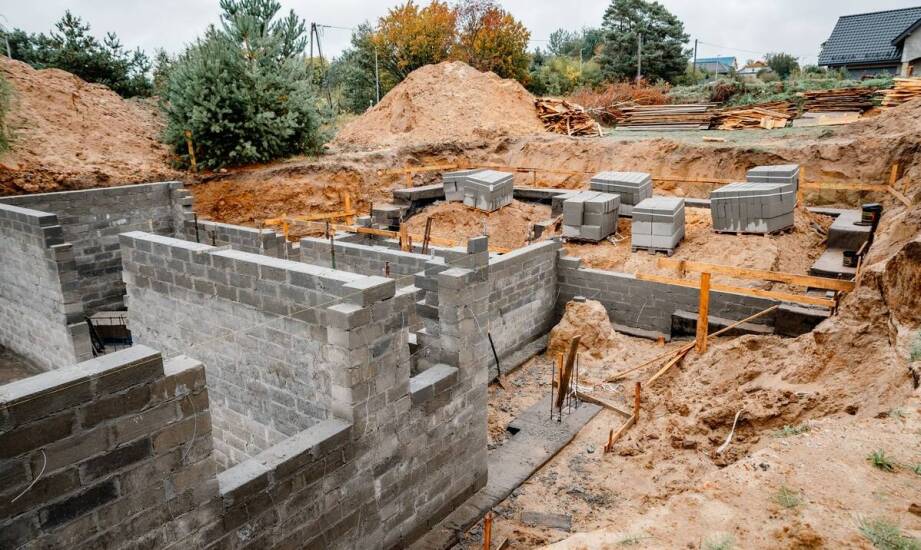 Bloczki fundamentowe, płyty MON i beton towarowy — jak uzupełniają się na jednej budowie