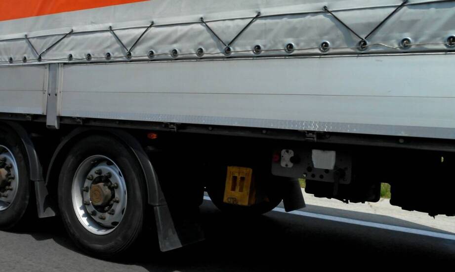 Jak oklejanie ciężarówek i plandek wpływa na trwałość grafiki w transporcie