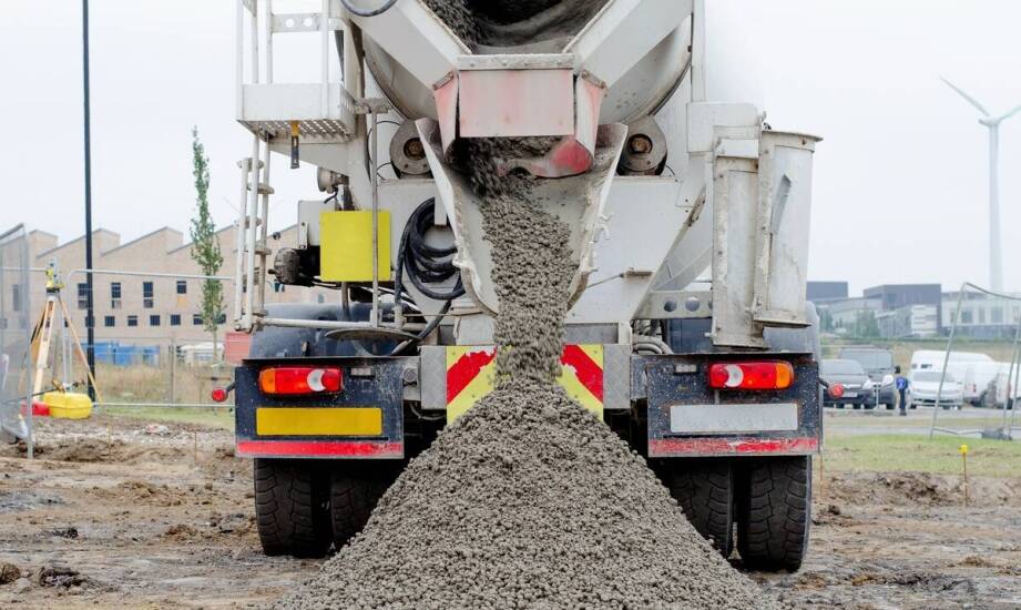 Kiedy transport betonowozem porządkuje dostawy betonu na małej budowie