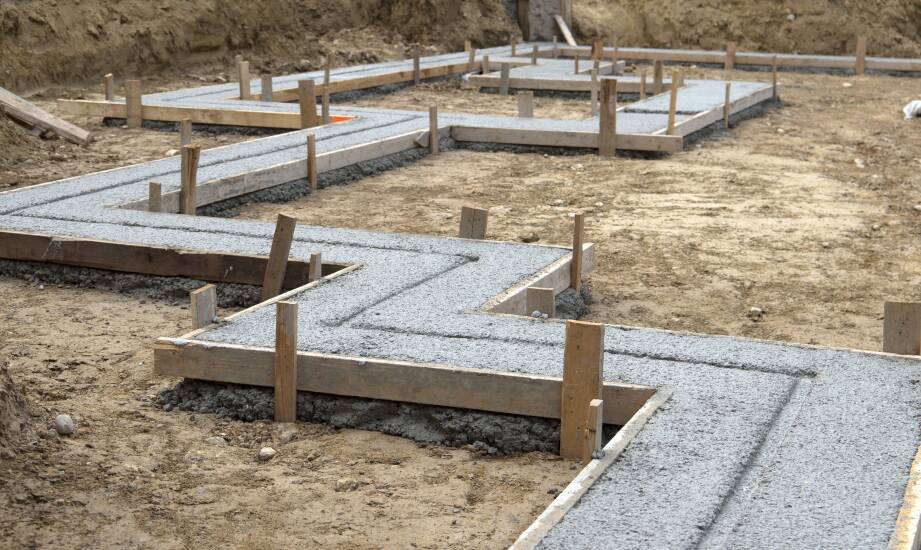 Od czego zależy dobór klasy betonu przy fundamentach i wylewkach na działkach w Zgierzu