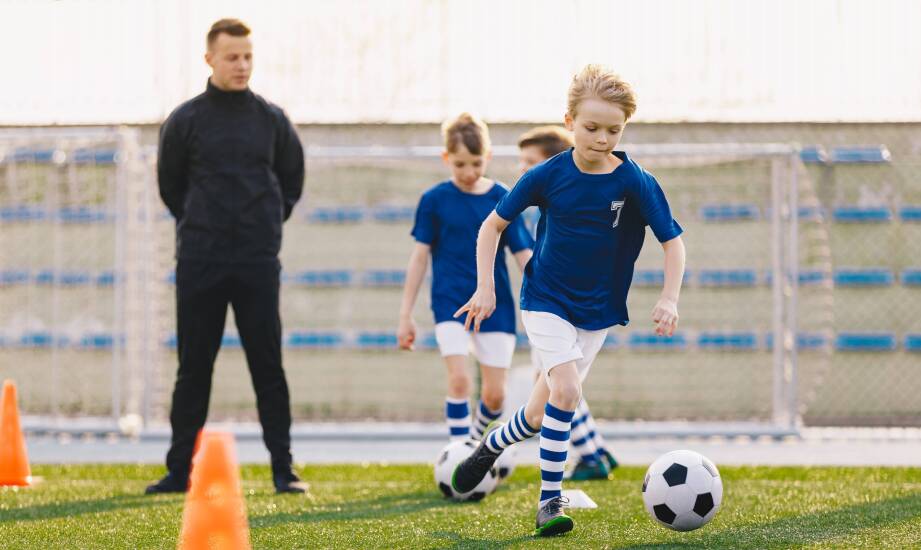 Jak rozwijać koordynację dziecka przed startem w piłce nożnej i innych sportach zespołowych