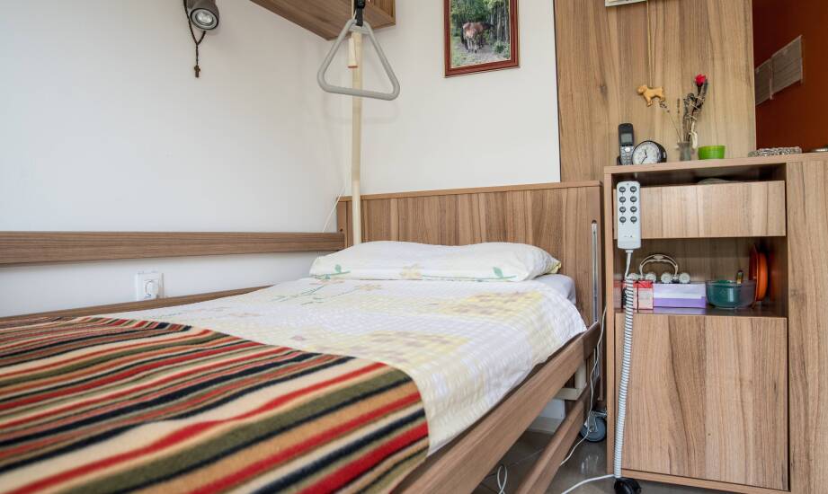 Łóżko rehabilitacyjne w domu — kiedy wynajem ma sens i co naprawdę wpływa na komfort opieki