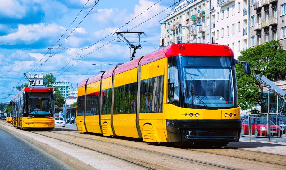 Dlaczego pantograf tramwajowy zużywa się nierównomiernie i co to zmienia w eksploatacji