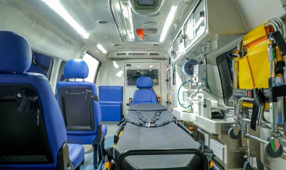 Kiedy przewóz chorego wymaga opieki medycznej, a kiedy wystarczy zwykły transport sanitarny