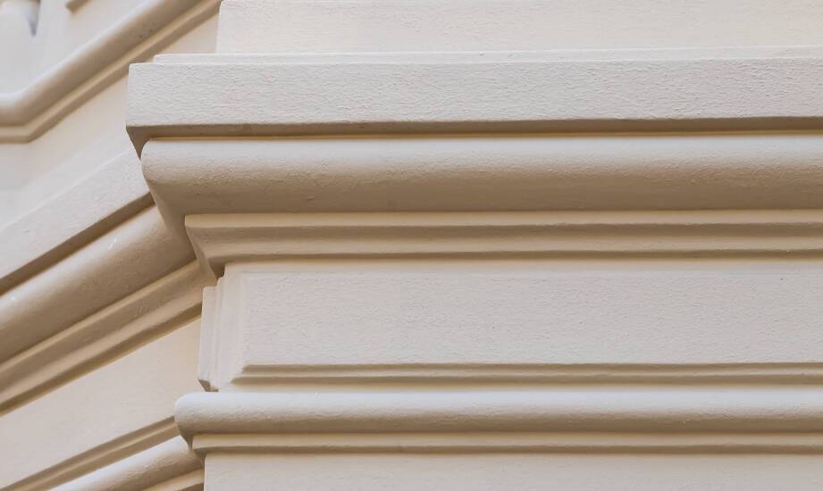 Dlaczego dekoracyjne profile elewacyjne pękają po montażu — od podłoża po dylatacje