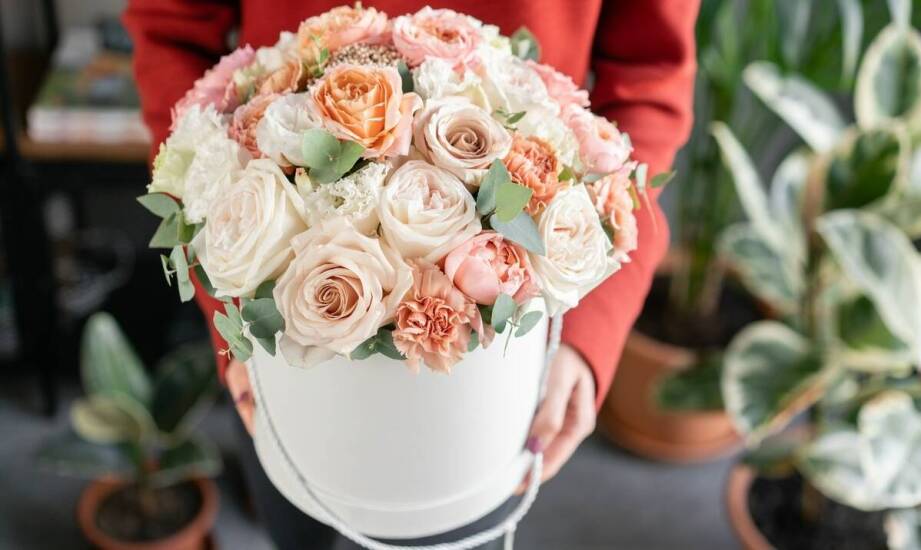 Flower box czy bukiet — który format lepiej znosi transport i dłużej wygląda świeżo