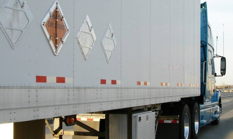 Jak rozpoznać, czy ładunek wymaga transportu zgodnego z ADR i jak przygotować zlecenie