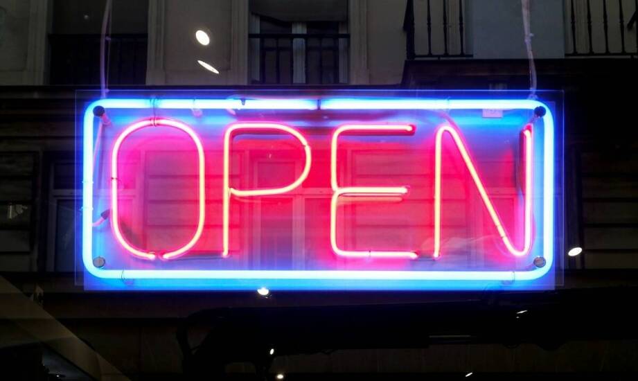 Jak zaplanować neon szklany, by działał jako czytelny znak lokalu w miejskiej witrynie