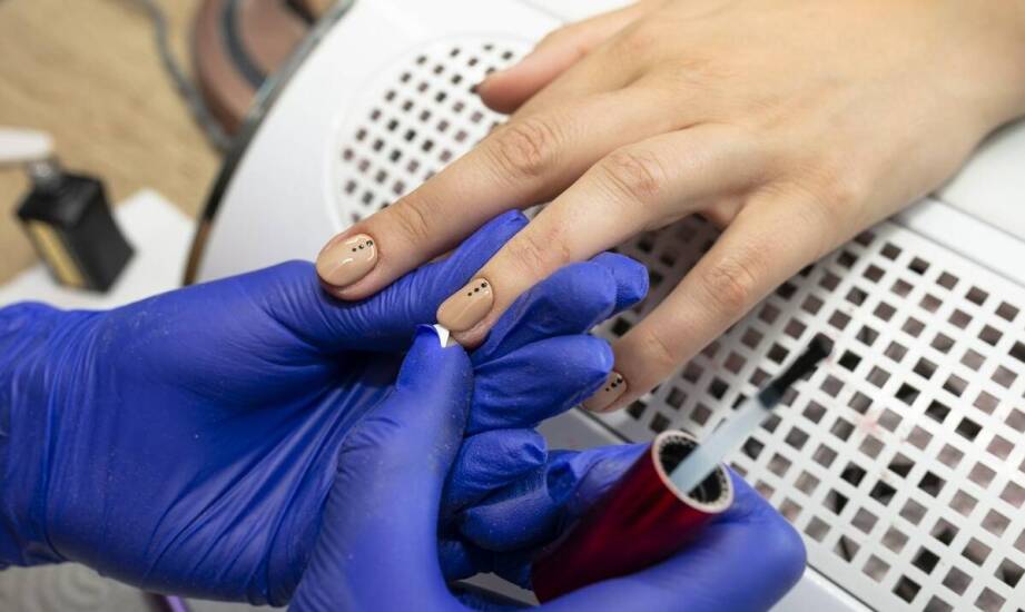 Po czym poznać, że kurs manicure hybrydowego przygotuje do pracy z klientką