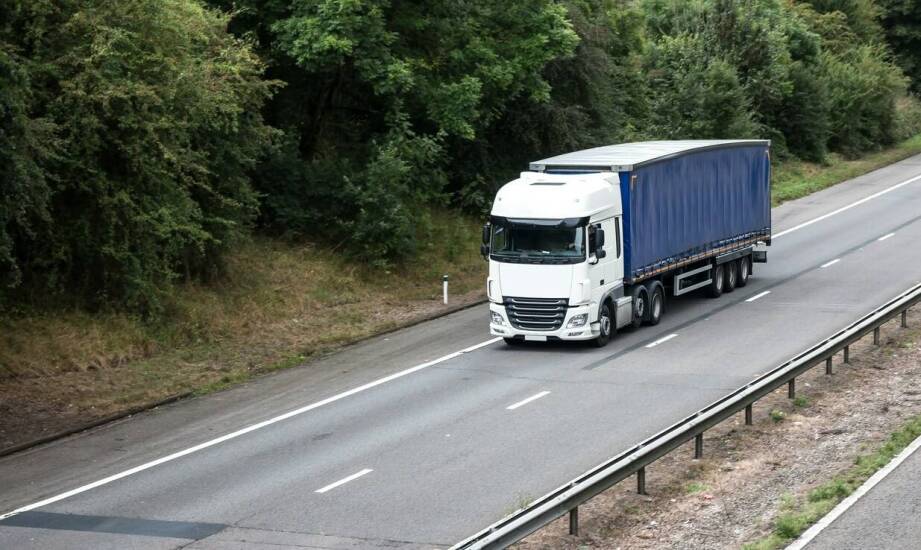 Od czego naprawdę zależą koszt i termin dostawy w transporcie firmowym z Krakowa