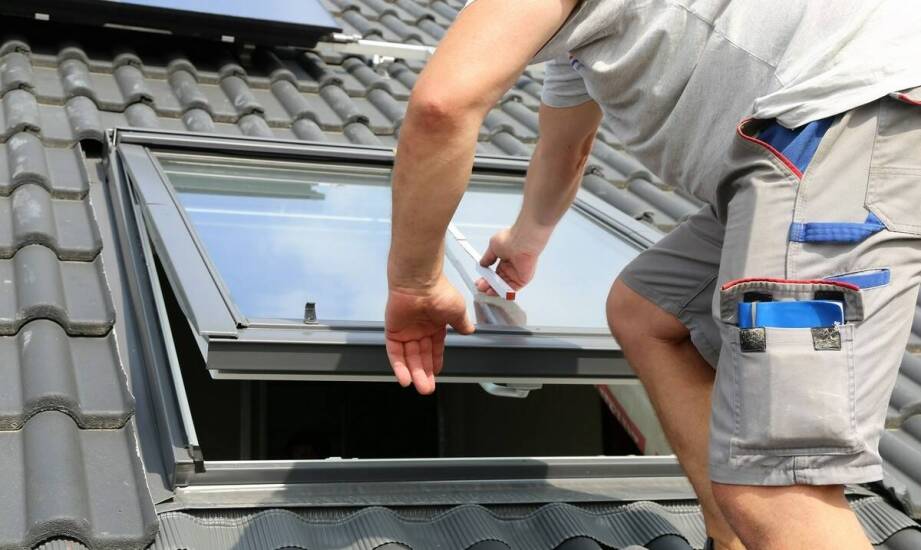 Jak dobrać okno dachowe do rodzaju pokrycia i uniknąć przecieków po montażu