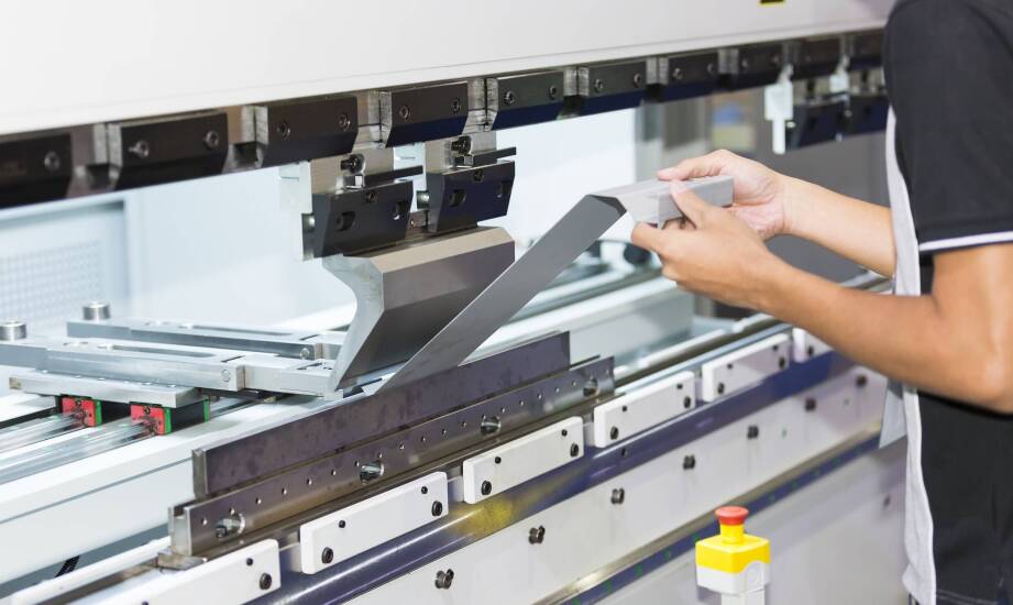 Jak sterowanie CNC stabilizuje geometrię gięcia przy powtarzalnej produkcji blach