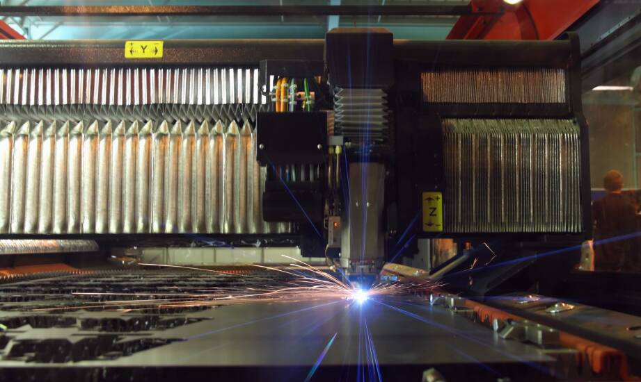 Kiedy frezarka CNC nie jest potrzebna, a laser lepiej obsłuży stalowe i aluminiowe detale