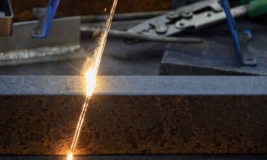 Kiedy czyszczenie laserowe jest zasadne zamiast piaskowania przy metalach i detalach precyzyjnych
