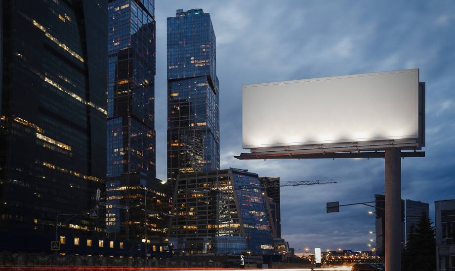 Kiedy podświetlony billboard ma sens przy ruchu miejskim i nocnej ekspozycji