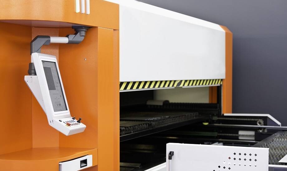 Kiedy metalowe napisy stają się częścią oznakowania produktu, a nie dekoracją