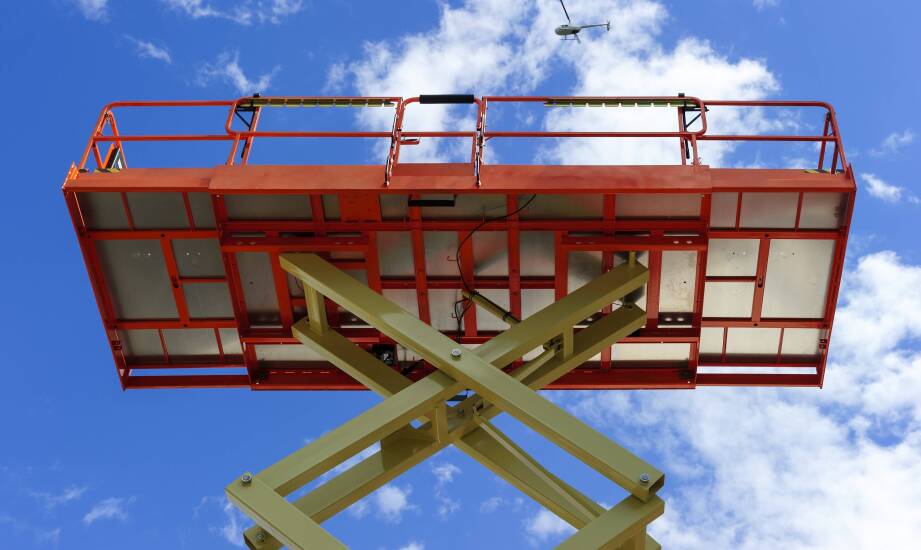 Montaż i demontaż instalacji z podnośnika nożycowego w hali — organizacja stanowiska i bezpieczeństwo