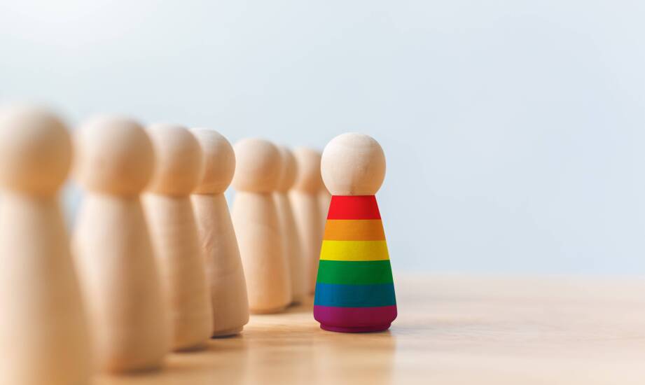 Jak utrata dochodu po dyskryminacji osób LGBT może doprowadzić do niewypłacalności i upadłości konsumenckiej