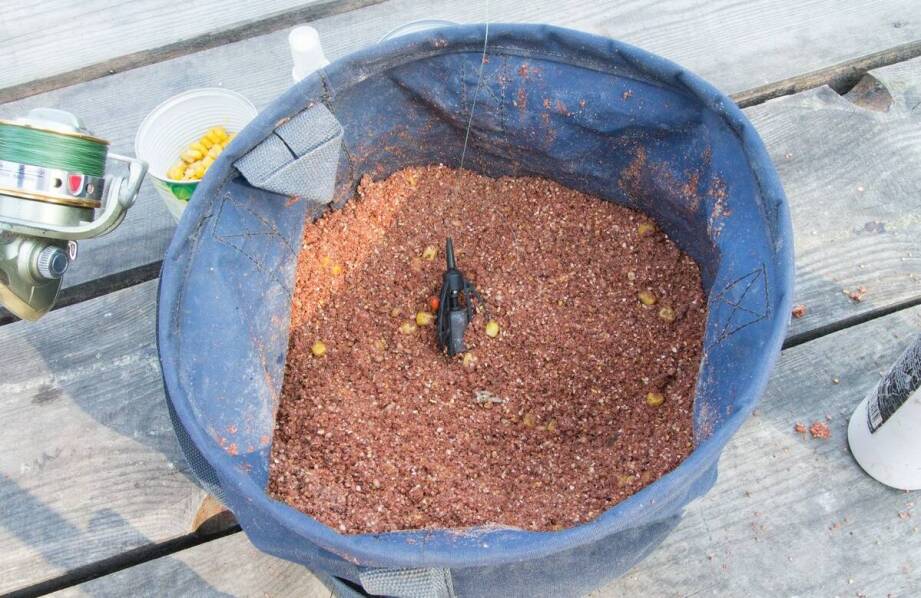 Pellet 2 mm w method feeder — jak namoczenie zmienia tempo pracy zanęty