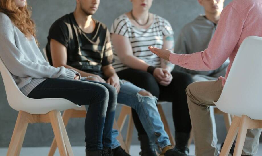 Socjoterapia a psychoterapia grupowa u dorosłych — różne cele i granice