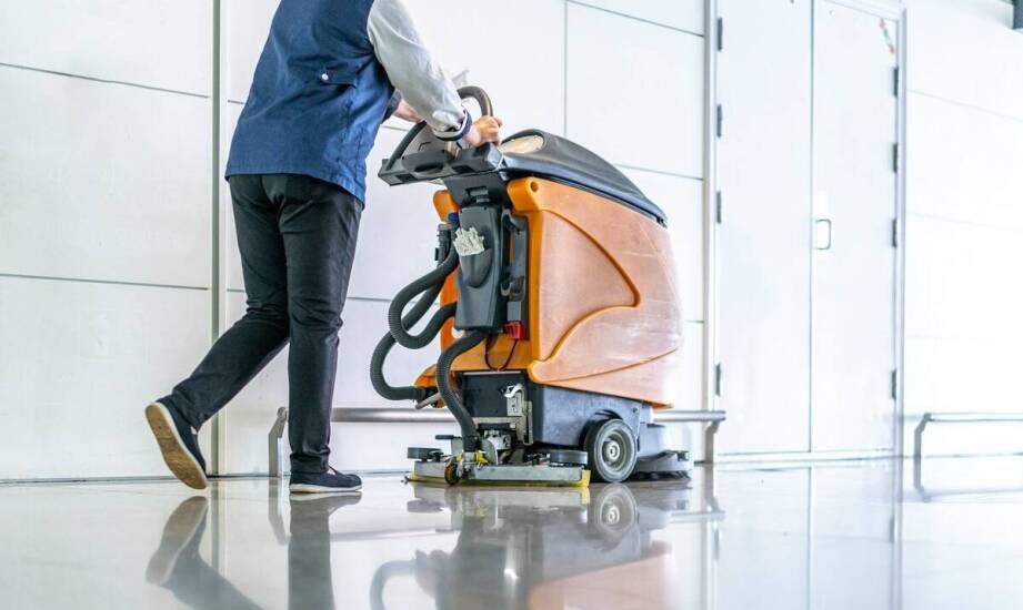 Kiedy codzienne zmywanie nie wystarcza — jak doczyszcza się wykładziny PCV w obiektach