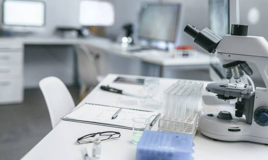 Jak materiał blatu i normy wykonania wpływają na stoły w laboratoriach przemysłowych i badawczych