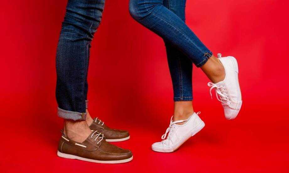 Jak łączyć wsuwane półbuty z jeansami slim fit i sportową górą na co dzień