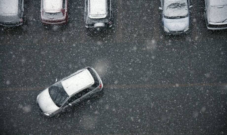 Jak planować zimowe utrzymanie dużych parkingów i placów, gdy liczą się koszty i ciągłość ruchu