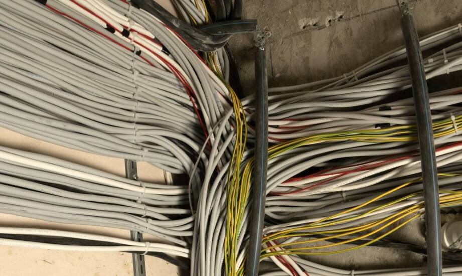 Jak układ pomieszczeń i stara infrastruktura zmieniają koszt montażu sieci w małej firmie usługowej