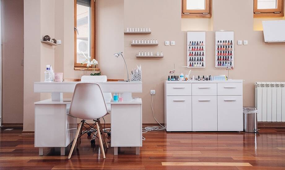Domowy pokój do manicure — które materiały i rozwiązania wykończeniowe ułatwiają higienę