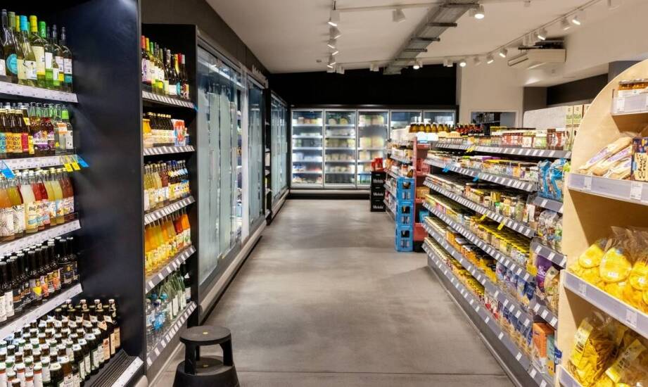 Jak układ regałów i lad na stacji paliw wspiera sprzedaż codziennych produktów