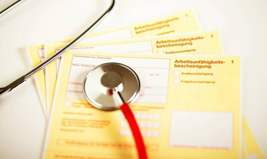 Jakie dokumenty i ustalenia decydują o legalnej pracy w opiece seniorów w Niemczech