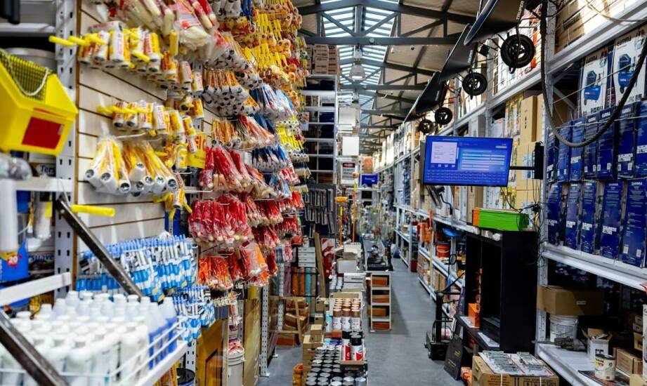 Jak wilgotny klimat Pomorza zmienia dobór zapraw, klejów i tynków