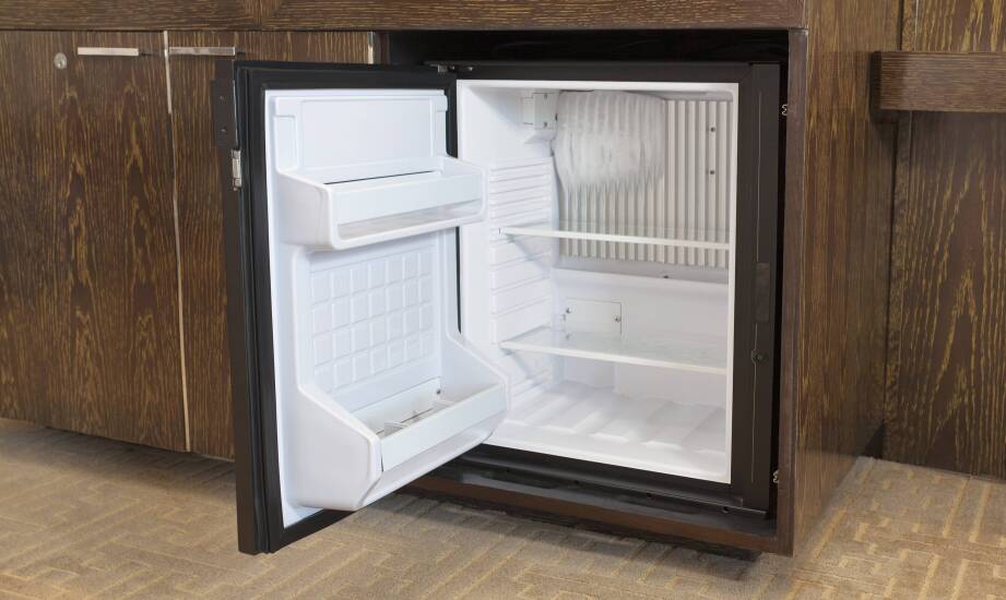 Minibar kompresorowy i absorpcyjny — kiedy w pokoju gościnnym liczy się cisza, a kiedy stabilność chłodzenia