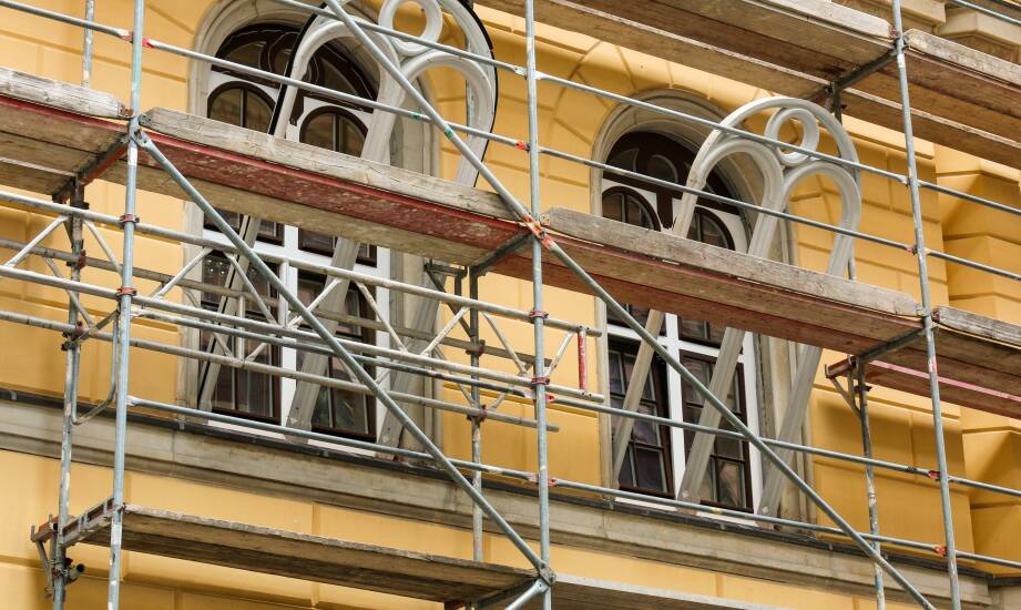 Kiedy elewację wysokiego budynku trzeba obsłużyć od góry, nie od gruntu