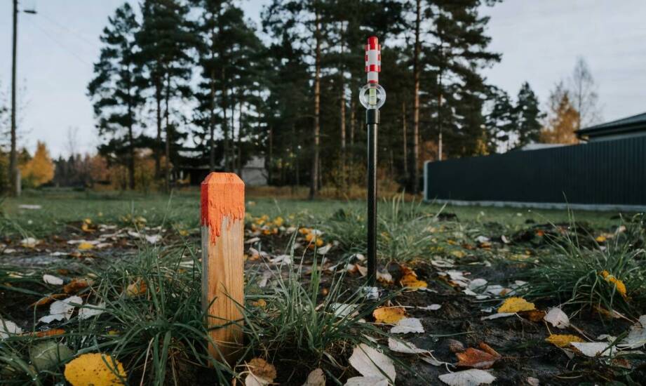 Jak wygląda dalszy przebieg prac geodezyjnych przy podziale działki i tyczeniu budynku