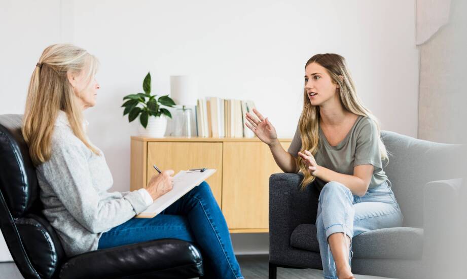 Kiedy psycholog, kiedy psychiatra — czego oczekiwać od pierwszej wizyty w poradni