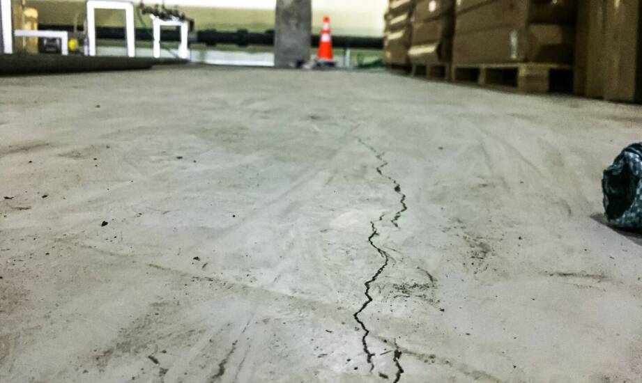 Dlaczego posadzka betonowa pęka po wylaniu mimo dobrej mieszanki — błędy wykonania i pielęgnacji