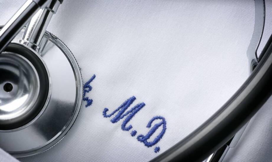 Personalizacja haftem na bluzie medycznej — kiedy imię, logo i miejsce haftu mają znaczenie