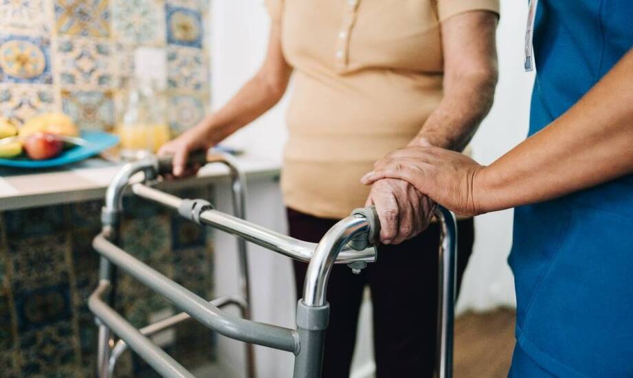 Jak rehabilitacja i terapia zajęciowa wspierają codzienną samodzielność mieszkańców domu opieki