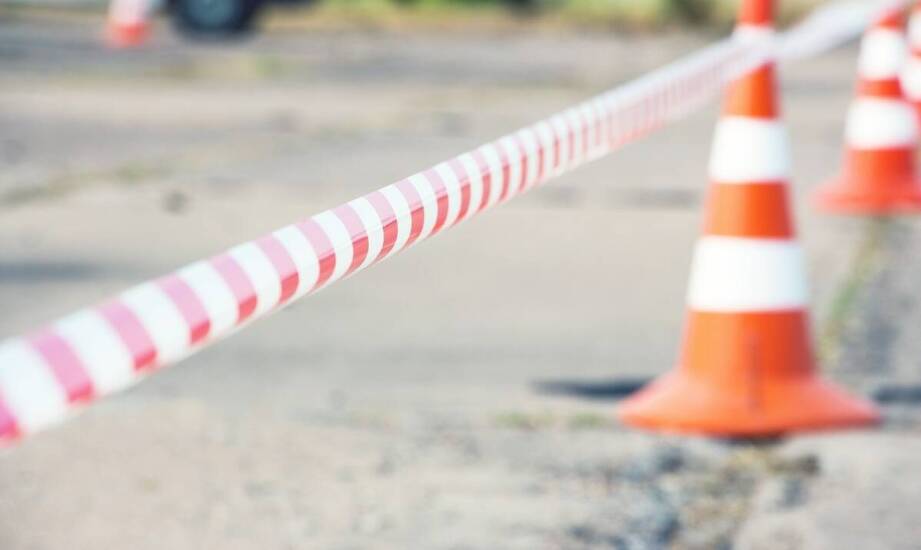 Kiedy taśmy sygnalizacyjne wystarczają przy robotach drogowych, a kiedy potrzebne są dodatkowe bariery