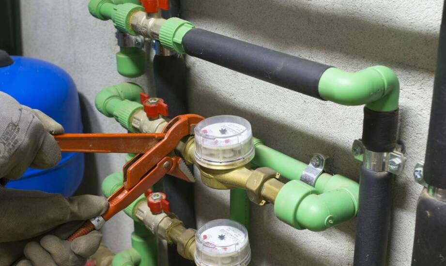 PEX, PP, miedź czy rury wielowarstwowe — kiedy każdy materiał ma sens w domu