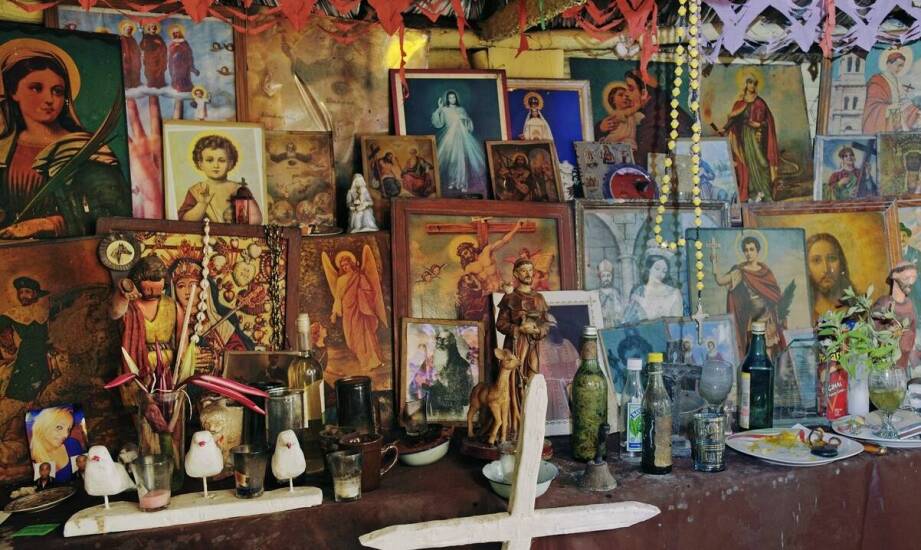 Obrazy religijne w domu i parafii — jak motyw, format i miejsce zmieniają odbiór