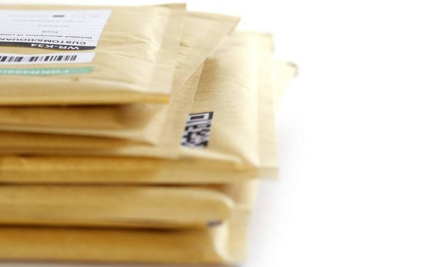 Koperta czy torba papierowa z nadrukiem przy wysyłce materiałów firmowych