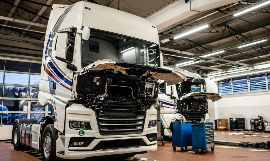 Po awarii lub kolizji ciężarówki Mercedes-Benz — jak przebiega naprawa, dokumenty i odbiór przed powrotem na trasę