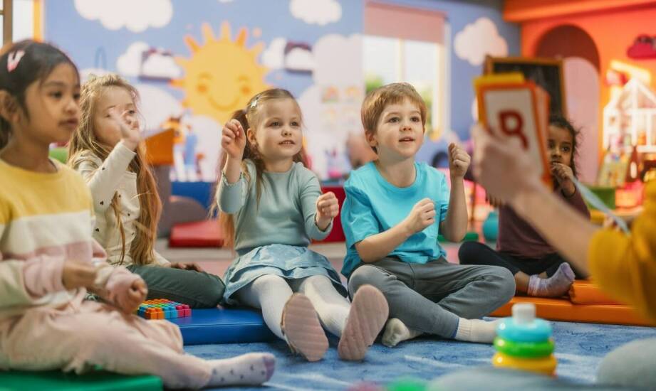 Dlaczego małe grupy i zajęcia przez zabawę wzmacniają pewność siebie przedszkolaka od początku