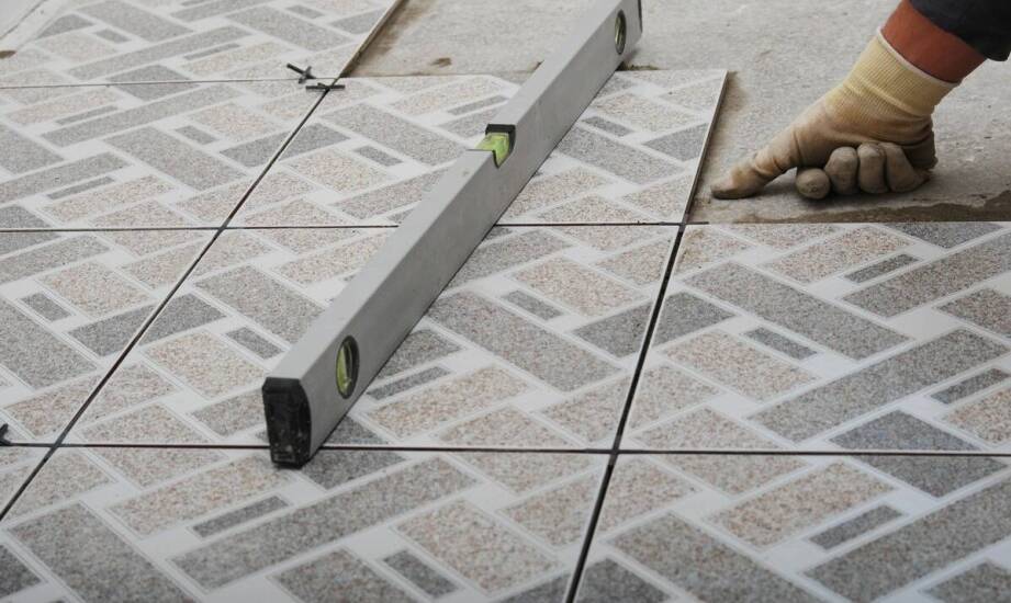 Nierówne podłoże betonowe pod płytki — co decyduje o trwałości klejenia