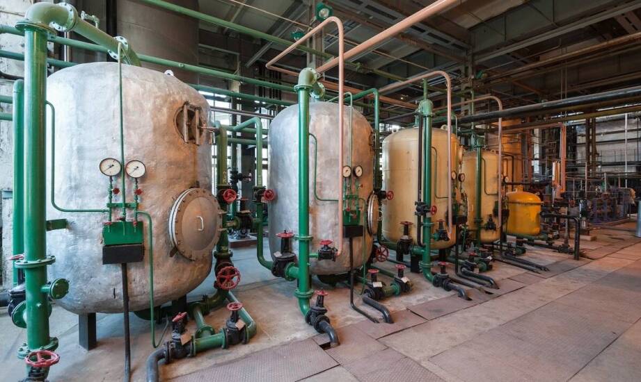 Hala chemiczna projektowana od zagrożeń — jak materiały i wentylacja zmieniają układ obiektu