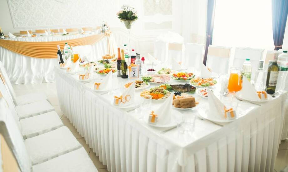 Dlaczego stypa w restauracji trwa różnie i od czego to zależy